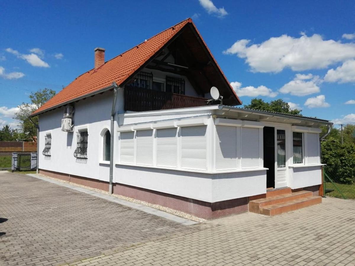 Schoenes Ferienhaus Mit Grossen Pool 250 M Vom Balaton Balatonmáriafürdő Екстериор снимка